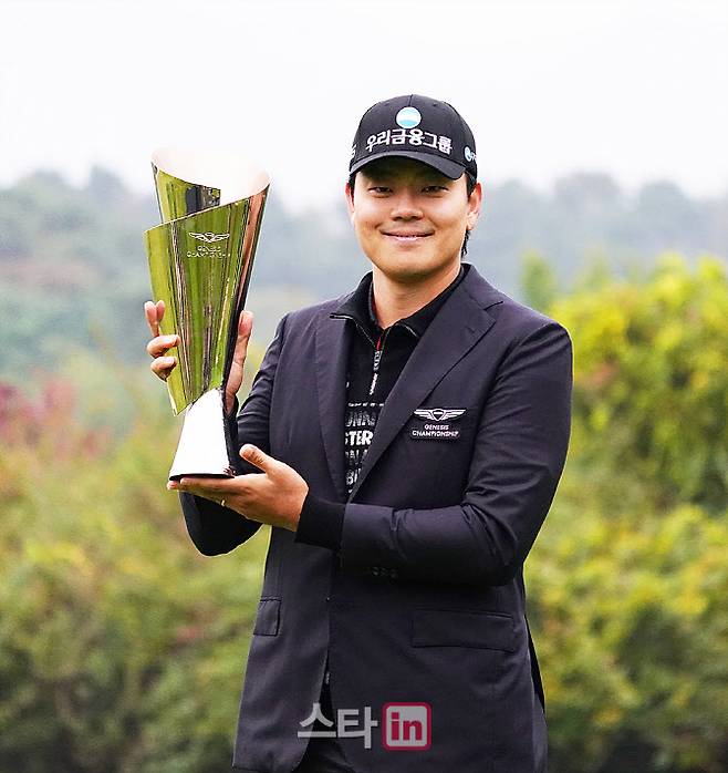 이정환이 제네시스 챔피언십에서 우승한 뒤 트로피를 들고 환하게 웃고 있다. (사진=이데일리 골프in 김상민 기자)