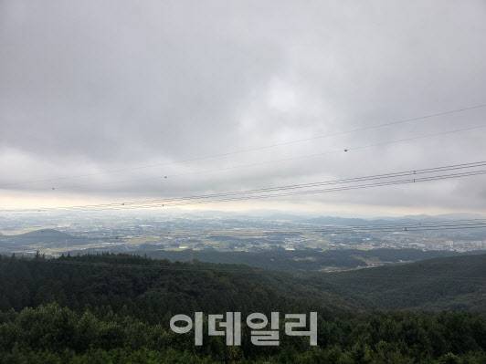 문수산 편백숲 전망대에버 봐라본 전북 고창읍 전경. (사진=박진환 기자)