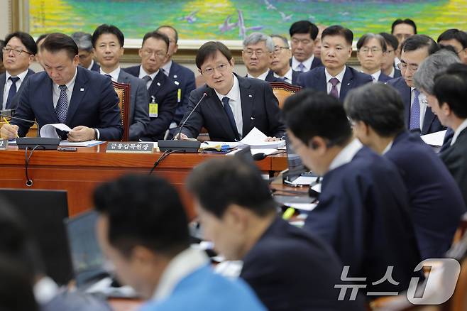 이찬진 금융감독원장이 지난 21일 서울 여의도 국회 정무위원회에서 열린 금융감독원 등에 대한 국정감사에서 의원 질의에 답변하고 있다. 2025.10.21/뉴스1 ⓒ News1 신웅수 기자