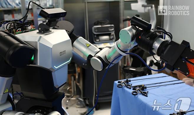 한국형 ARPA-H 과제를 수행 중인 이동형 양팔 로봇(레인보우로보틱스 제공)