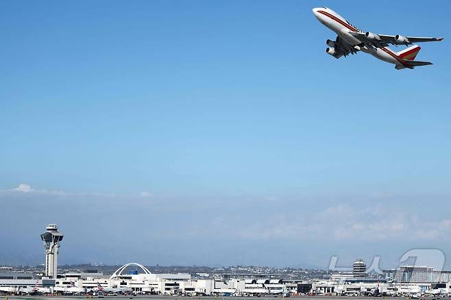 22일(현지시간) 미국 캘리포니아주 로스앤젤레스국제공항에서 칼리타 에어 항공기가 관제탑 인근에서 이륙하고 있다. 전날 교통부 장관은 셧다운 때문에 항공 관제사들이 다음 주부터 급여를 받지 못할 수 있다고 밝혔다.2025.10.22. ⓒ AFP=뉴스1 ⓒ News1 권영미 기자