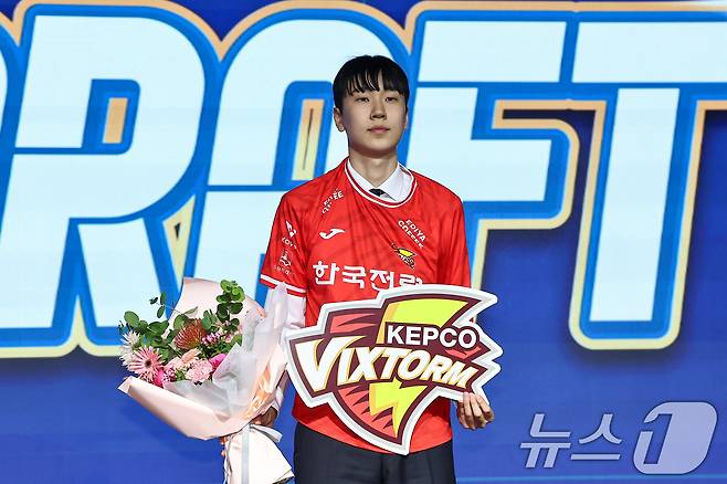 27일 서울 강서구 메이필드호텔에서 열린 2025-2026 KOVO 남자 신인선수 드래프트에서 한국전력에 1라운드 1차 지명된 방강호가 기념촬영을 하고 있다. 2025.10.27/뉴스1 ⓒ News1 김도우 기자