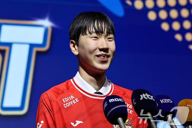 27일 서울 강서구 메이필드호텔에서 열린 2025-2026 KOVO 남자 신인선수 드래프트에서 1라운드에 지명된 한국전력 방강호가 취재진과 인터뷰에서 미소지으며 답하고 있다. 2025.10.27/뉴스1 ⓒ News1 김도우 기자