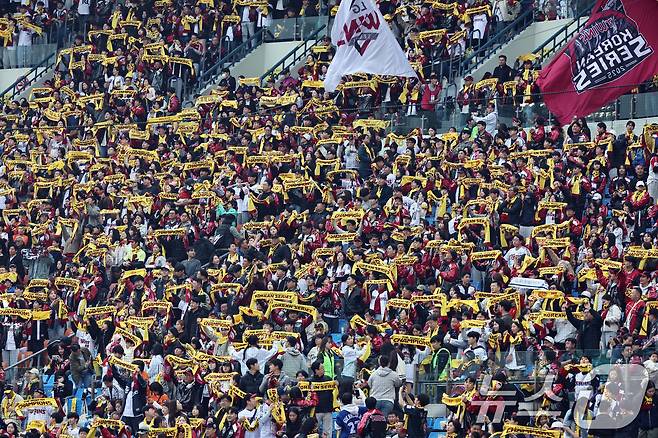 26일 서울 잠실야구장에서 열린 프로야구 2025 신한 SOL뱅크 KBO 포스트시즌 한국시리즈 1차전 한화 이글스와 LG 트윈스의 경기에서 LG 팬들이 열띤 응원을 펼치고 있다. 2025.10.26/뉴스1 ⓒ News1 구윤성 기자