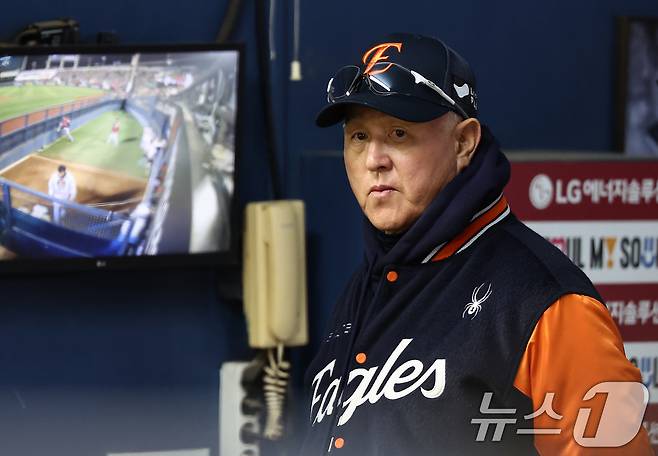 27일 서울 송파구 잠실야구장에서 열린 프로야구 2025 신한 SOL뱅크 KBO 포스트시즌 한국시리즈 2차전 한화 이글스와 LG 트윈스의 경기, 한화 김경문 감독이 경기를 지켜보고 있다. 2025.10.27/뉴스1 ⓒ News1 김도우 기자