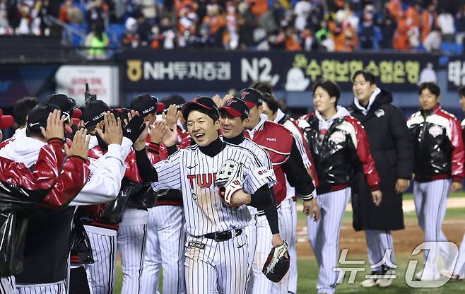 27일 서울 잠실야구장에서 열린 프로야구 2025 신한 SOL뱅크 KBO 포스트시즌 한국시리즈 2차전 한화 이글스와 LG 트윈스의 경기에서 LG 선수들이 13-5로 승리를 거둔 후 하이파이브를 하고 있다. 2025.10.27/뉴스1 ⓒ News1 김성진 기자