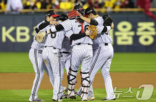 27일 서울 송파구 잠실야구장에서 열린 프로야구 2025 신한 SOL뱅크 KBO 포스트시즌 한국시리즈 2차전 한화 이글스와 LG 트윈스의 경기, LG 선수들이 13대 5 승리 후 기쁨을 나누고 있다. 2025.10.27/뉴스1 ⓒ News1 김도우 기자