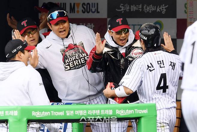 LG 염경엽 감독(가운데)이 26일 잠실구장에서 열린 2025 KBO리그 한화와의 한국시리즈 1차전 6회말 2사 1-2 상황에서 문보경의 적시타에 득점한 신민재와 하이파이브를 나누고 있다. 잠실 | 박진업 기자 upandup@sportsseoul.com