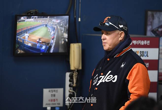 한화 김경문 감독이 27일 잠실구장에서 열린 2025 KBO리그 LG와의 한국시리즈 2차전에서 선수들의 플레이를 지켜보고 있다. 잠실 | 박진업 기자 upandup@sportsseoul.com