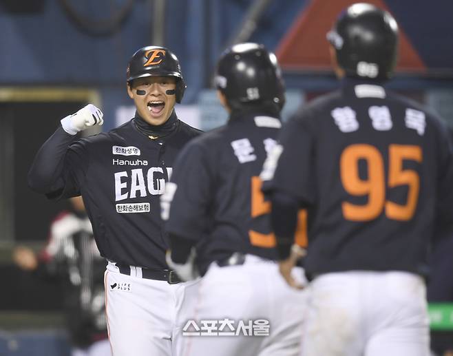 한화 문현빈이 27일 서울 잠실구장에서 열린 2025 KBO 포스트시즌 한국시리즈 2차전 LG와 경기 1회초 1사1루 우월홈런을 날린 후 노시환과 하이파이브를 하고 있다. 잠실 | 최승섭기자 thunder@sportsseoul.com