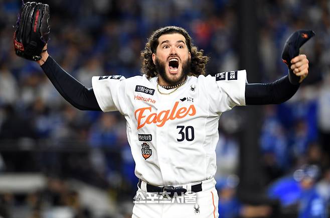 한화 폰세가 대전 한화생명볼파크에서 열린 2025 KBO리그 삼성과 플레이오프 5차전 5회말 2사 삼성 디아즈를 삼진 아웃으로 잡아낸 뒤 포효하고 있다. 대전 | 박진업 기자 upandup@sportsseoul.com