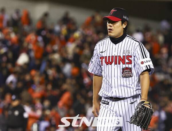 27일 오후 서울 송파구 잠실야구장에서 열린 2025 KBO 한국시리즈 2차전 한화 이글스와 LG 트윈스의 경기, 4회초 2사 만루상황에서 무실점으로 마무리한 LG 세번째 투수 김진성이 덕아웃으로 들어가고 있다. /사진=뉴시스