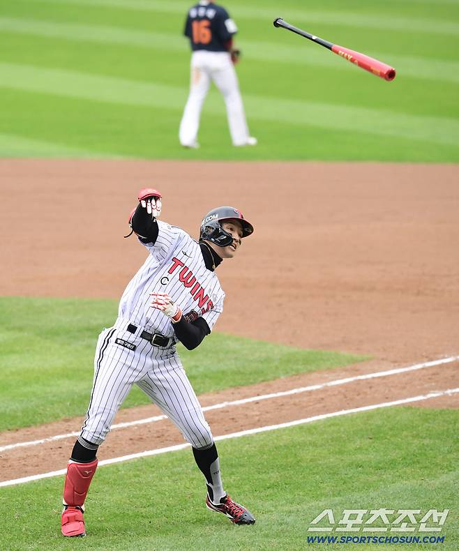 26일 잠실구장에서 열린 한화와 LG의 KS 1차전. 5회말 LG 박해민이 한화 문동주를 상대로 솔로홈런을 날렸다. 동료들 향해 환호하는 박해민. 잠실=송정헌 기자songs@sportschosun.com/2025.10.26/