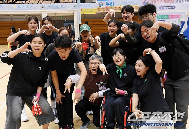 2025 서울림 운동회가 25일 서울 관악구 서울대학교 종합체육관에서 열렸다. 정근식 서울시 교육감이 학생들과 포즈 취하고 있다. 정재근 기자 cjg@sportschosun.com/2025.10.25/