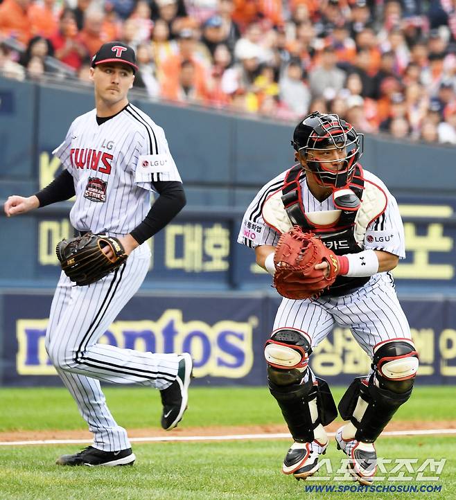 26일 잠실구장에서 열린 한국시리즈 1차전 LG 트윈스와 한화 이글스의 경기. 5회초 무사 2루 한화 최재훈 번트 타구를 LG 박동원이 처리하고 있다. 잠실=박재만 기자 pjm@sportschosun.com/2025.10.26/