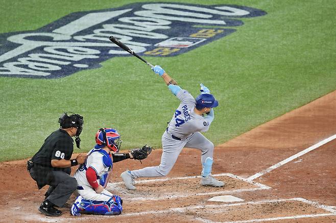 LA 다저스 앤디 파헤스가 토론토와의 월드시리즈에서 타격하는 장면. EPA 연합뉴스