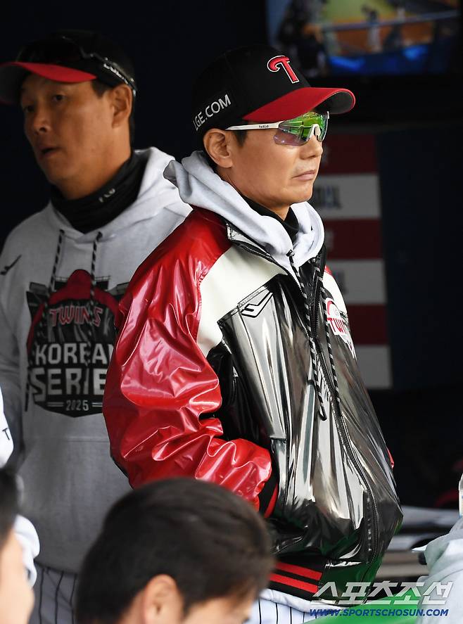 26일 잠실구장에서 열린 한국시리즈 1차전 LG 트윈스와 한화 이글스의 경기. 염경엽 감독이 경기를 지켜보고 있다. 잠실=박재만 기자 pjm@sportschosun.com/2025.10.26/