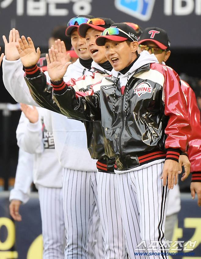 26일 서울 잠실구장에서 열린 한화와 LG의 한국시리즈 1차전. LG가 8대2로 승리하며 기선을 제압했다. 선수들과 하이파이브하는 염경엽 감독. 잠실=정재근 기자 cjg@sportschosun.com/2025.10.26/