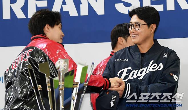 2025 KBO리그 한국시리즈 미디어데이가 25일 잠실구장에서 열렸다. 임찬규, 채은성이 인사를 나누고 있다. 잠실=박재만 기자 pjm@sportschosun.com/2025.10.25/