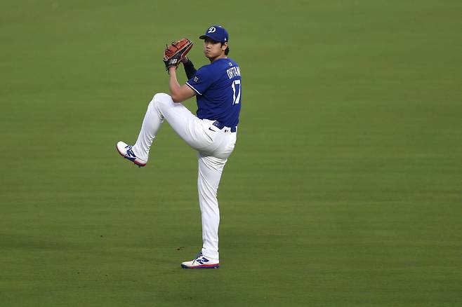 오타니가 월드시리즈 4차전 선발등판을 이틀 앞둔 27일(한국시각) 다저스타디움 외야에서 캐치볼을 하고 있다. AFP연합뉴스