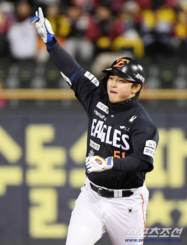 27일 서울 잠실구장에서 열린 한화와 LG의 한국시리즈 2차전. 1회초 1사 1루 문현빈이 투런포를 친 후 환호하고 있다. 잠실=정재근 기자 cjg@sportschosun.com/2025.10.27/