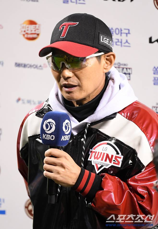 27일 잠실구장에서 열린 한국시리즈 2차전 LG 트윈스와 한화 이글스의 경기. 승리한 LG 염경엽 감독이 인터뷰를 하고 있다. 잠실=박재만 기자 pjm@sportschosun.com/2025.10.27/