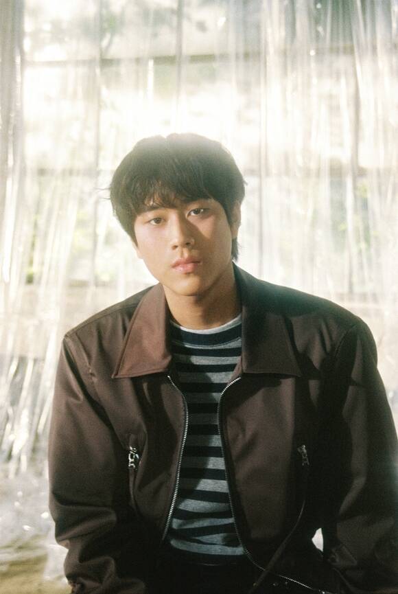 이무진이 올해 프로듀서로 영역을 확장해 성과를 내고 있다. 최근 다비치의 '타임캡슐'과 이창섭의 '주르르'를 프로듀싱했다. /빅플래닛메이드