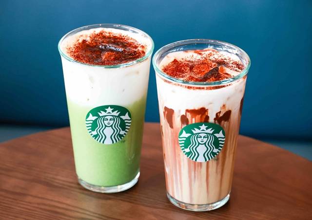 스타벅스 코리아가 '말차 글레이즈드 티 라떼'(왼쪽)와 '블랙 글레이즈드 라떼'가 최다 판매량을 기록하자 판매 기간을 한 달 연장한다. /스타벅스 코리아