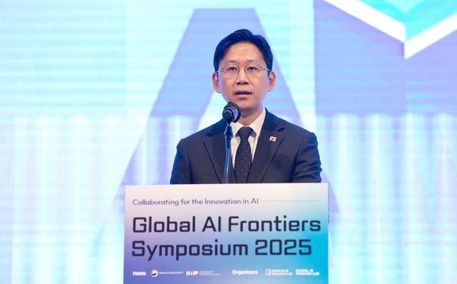 27일 오전 서울 용산구 드래곤시티호텔에서 열린 'AI 프론티어 국제 심포지엄 2025'에서 배경훈 부총리 겸 과학기술정보통신부 장관이 개회사를 하고 있다/ 과학기술정보통신부