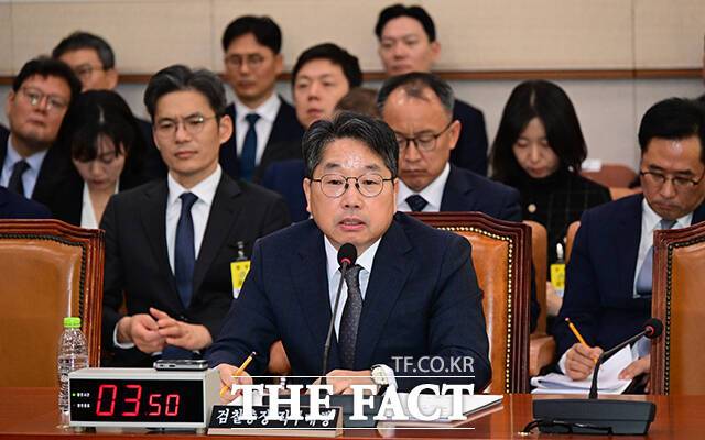 지난 2022년 제20대 대통령 선거 당시 이재명 대통령의 성남시장 시절 '조폭 연루설'을 놓고 대검찰청이 문서감정 과정에서 국민의힘이 근거로 들었던 조직폭력배의 편지가 조작됐다는 취지의 감정 의견이 묵살됐다는 주장이 나왔다. 사진은 검찰 향한 현안 질의 답변하는 노만석 직무대행./남윤호 기자