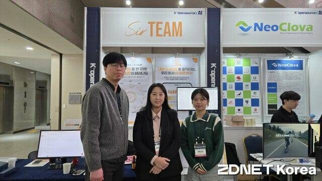 강현화 크리니티 기획마케팀 차장(가운데) 등이 부스에서 '써팀'과 '인싸AI'를 소개하고 있다.