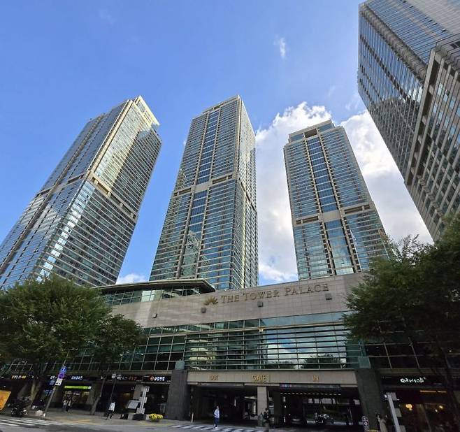 지난 25일 서울 강남구 타워팰리스 1차 전경. 가운데 보이는 고층 동들이 아파트이고 맨 오른쪽 건물이 오피스텔 동이다. 지하 상가와 차량 출입구로 이어지는 저층부에는 상업시설이 자리하고 있다. 최서윤 기자