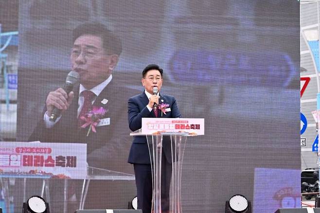 전진선 양평군수가 지난 26일 '양평 물들임 테라스 축제'에서 축사를 하고 있다. 양평군 제공