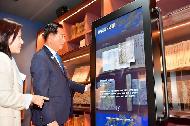 김한종 장성군수가 디지털 전시 공간으로 거듭난 필암서원 유물전시관에서 역사 정보를 확인하고 있다. 장성군 제공