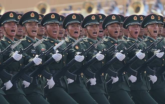 지난달 3일 중국 베이징 천안문광장에서 열린 전승 80주년 행사에서 군인들이 퍼레이드를 하고 있다./ 신화 연합뉴스