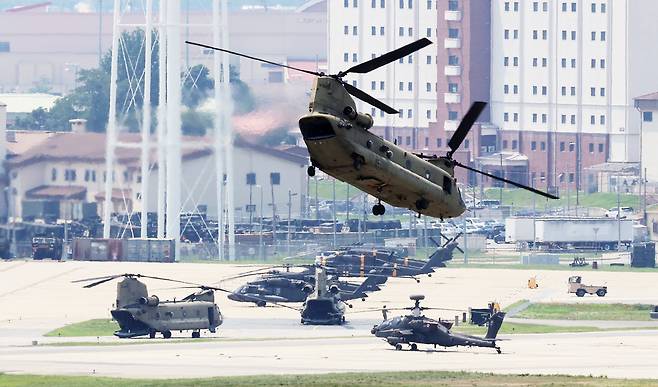 경기도 평택 미군기지 캠프 험프리스에서 치누크 헬기가 이륙하고 있다. /연합뉴스