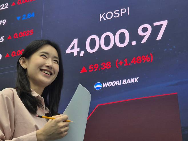 27일 오전 서울 중구 우리은행 본점 딜링룸에 사상 처음 4000선을 돌파한 코스피 지수가 표시되고 있다. /뉴스1
