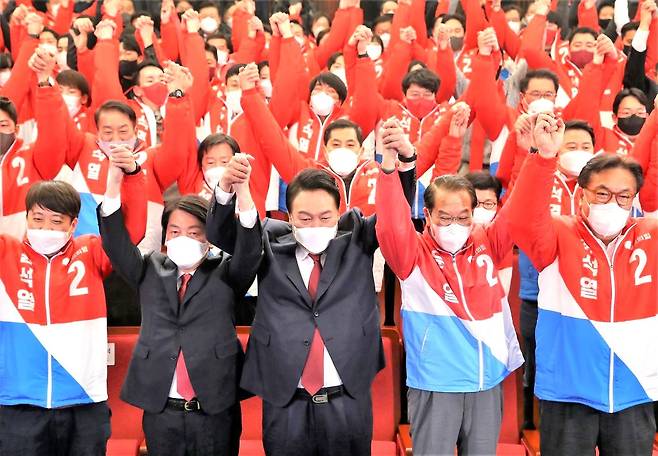 문재인 정부의 부동산 세금 인상은 2022년 대통령 선거 결과에 큰 영향을 미쳤다. 사진은 2022년 3월 10일 윤석열 국민의힘 대선 후보와 당직자들이 당선을 축하하고 있는 모습./뉴스1
