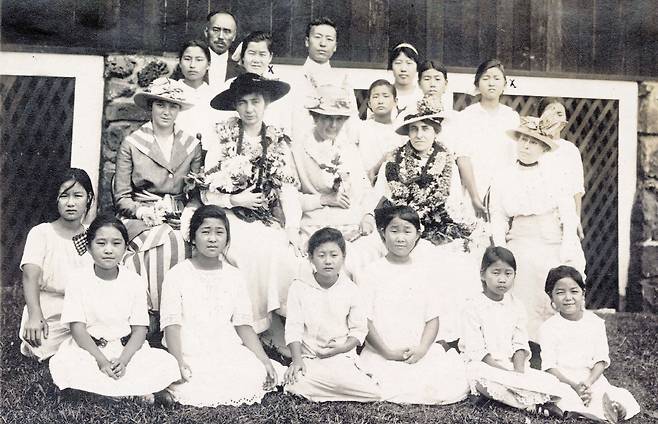 1916년 미국 하와이 한인여학원 교사·학생들과 함께 기념 촬영을 한 교장 이승만(맨 뒷줄 가운데). /올림피아 히스토리컬 소사이어티 앤드 비글로 하우스 뮤지엄