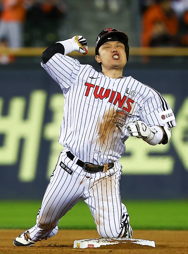 27일 오후 서울 송파구 잠실야구장에서 열린 2025 KBO 한국시리즈 2차전 한화 이글스와 LG 트윈스의 경기, 2회말 만루 상황에서 LG박동원이 2타점 2루타를 치고 기뻐하고 있다. /뉴시스