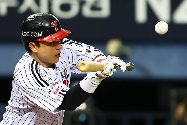 27일 오후 서울 송파구 잠실야구장에서 열린 2025 KBO 한국시리즈 2차전 한화 이글스와 LG 트윈스의 경기, 7회말 무사 주자 2루 상황에서 LG 박동원이 번트에 성공하고 있다. /뉴시스