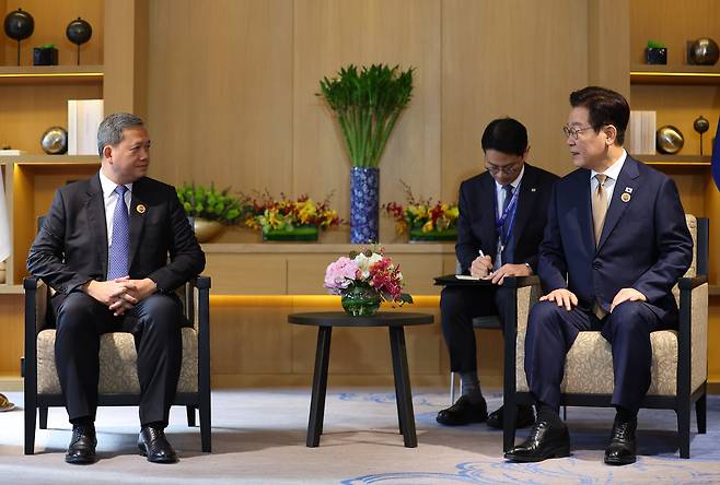 이재명 대통령과 훈 마네트 캄보디아 총리가 27일 말레이시아 쿠알라룸푸르 한 호텔에서 정상회담을 하고 있다. /연합뉴스