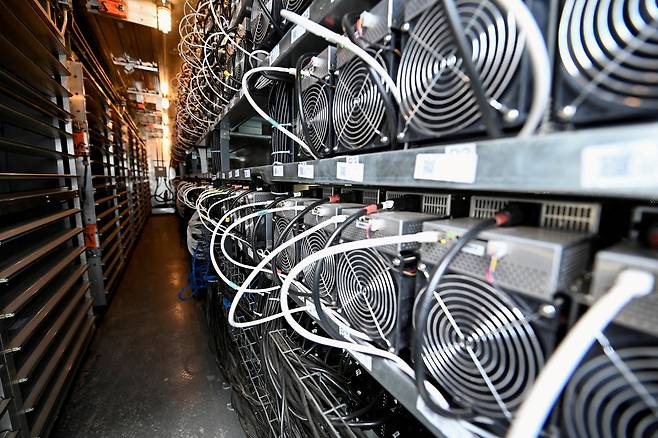 미국 펜실베이니아주에 있는 스크럽그래스 공장에서 가상자산 채굴 기기가 작동하고 있다. 사진은 기사와 직접적 연관 없음. /로이터=연합뉴스