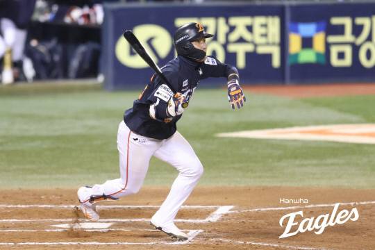 27일 서울 잠실구장에서 열린 2025 신한SOL뱅크 KBO 한화 이글스와 LG 트윈스의 한국시리즈 2차전에서 황영묵이 타격 후 주루하고 있다. 한화 이글스 제공