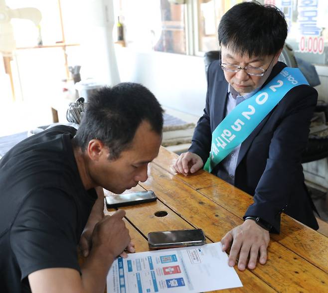 24일 제주 마라도의 한 식당에서 안형준 국가데이터처장(오른쪽)이 중국 국적 근로자 뤼쯔룽 씨에게 ‘2025 인구주택총조사’ 온라인 참여 방법을 설명하고 있다. 국가데이터처 제공