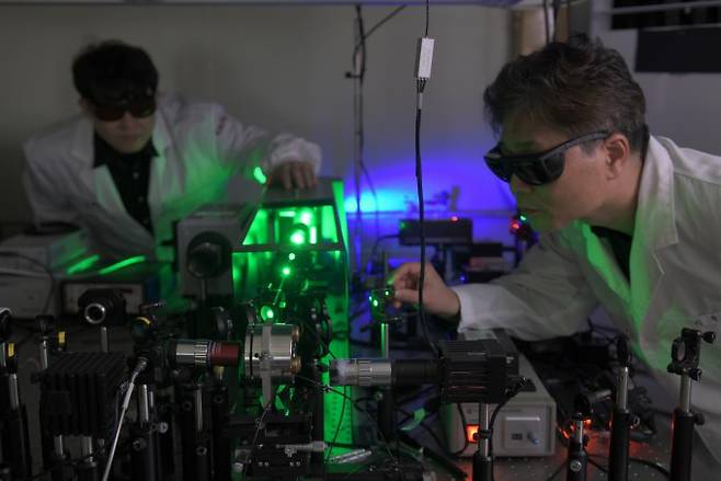 김민주 표준연 박사후연구원(왼쪽)과 이윤희 책임연구원이 동적 다이아몬드 앤빌 셀 장치를 통해 구현한 초과압수의 결정화 과정을 관찰하고 있다. 표준연 제공