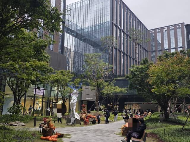 서울 강서구 마곡동 원그로브몰에서 26일 오후 방문객들이 야외 공간을 즐기고 있다. [사진= 김수연기자]