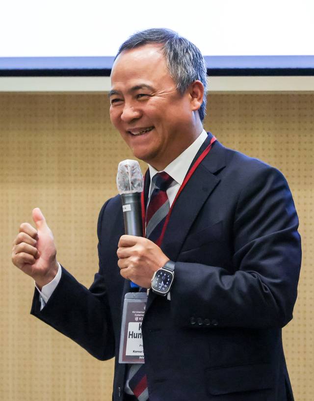 권헌영 고려대 정보보호대학원 교수가 27일 서울 성북구 고려대 SK미래관 최종현홀에서 열린 사이버보안 국제 학술대회 ‘KU-ICCSP 2025’에서 발표하고 있다. 박동욱기자 fufus@