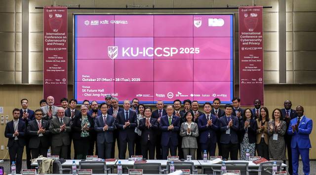 사이버보안 국제 학술대회 ‘KU-ICCSP 2025’에서 참가자들이 기념촬영을 하고 있다. 앞줄 왼쪽 다섯번째부터 이태우 국제사이버협력대사, 페이터 반 더 블리트 주한네덜란드대사, 김동원 고려대 총장, 반기문 전 유엔 사무총장, 송경희 개인정보보호위원장, 류제명 과학기술정보통신부 2차관, 정익래 고려대 정보보호대학원장.  박동욱 기자 fufus@