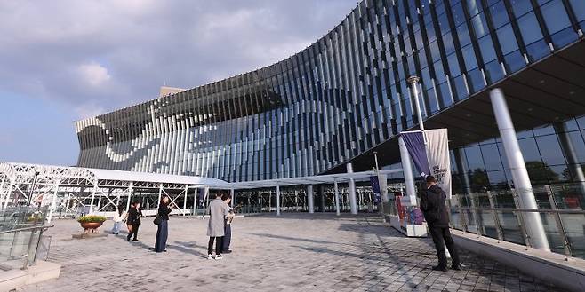 2025 경주 아시아태평양경제협력체(APEC) 정상회의를 앞둔 지난 26일 경북 경주화백컨벤션 입구에서 외국인 방문객들이 기념사진을 찍고 있다. 뉴스1